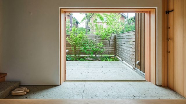 茶室から土間、庭を望む。扉を引き込むと、土間と庭が一体になります。「宝庵」のように低い窓が景色を美しく切り取ります。