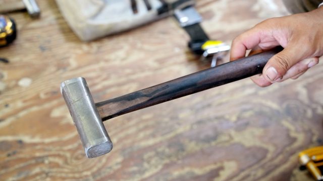 上小園大工の一番のお気に入りの道具は、志村大工と同じく「げんのう」。持ち手の素材は黒檀が使われており、自分への誕生日プレゼントとして購入した特別な道具。