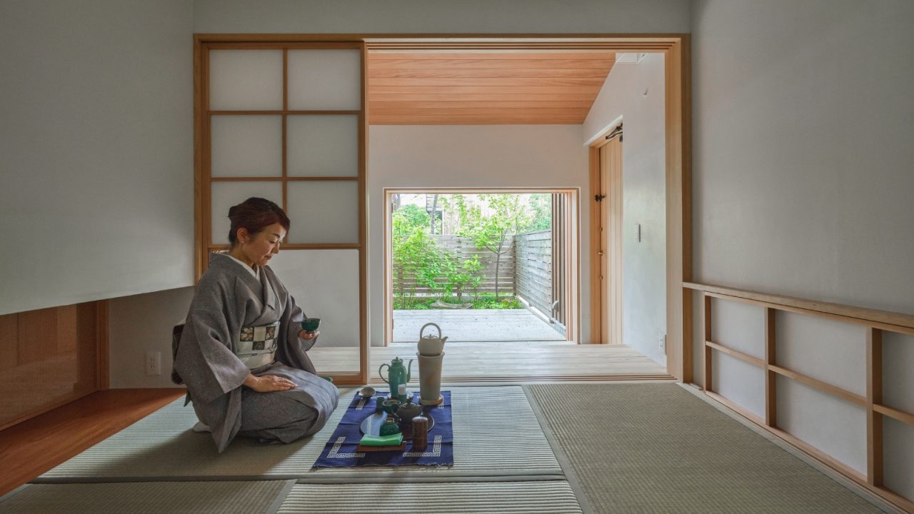 織田流煎茶道の正教授でいらっしゃるY様。「市中山居が設計する住まいは窓の位置と切り取る景色が素敵ですね」とのこと。板塀は街の喧騒を消し、水鉢のせせらぎが茶室に響きます。