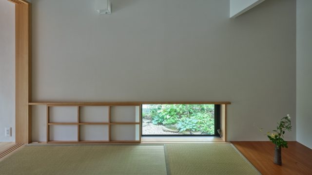 地窓から覗く露地。床の間には四季折々、庭の草花を生け、おもてなしします。