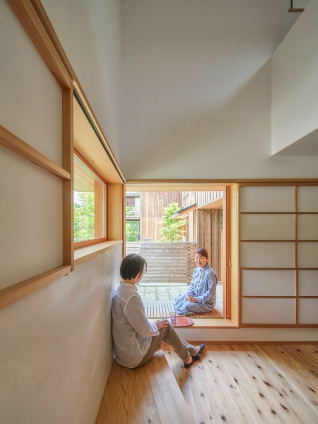 リビングダイニングからつながる庭。濡れ縁に腰をかけ、ご近所の方とお茶を楽しんだり、庭で茶会を設けることも。