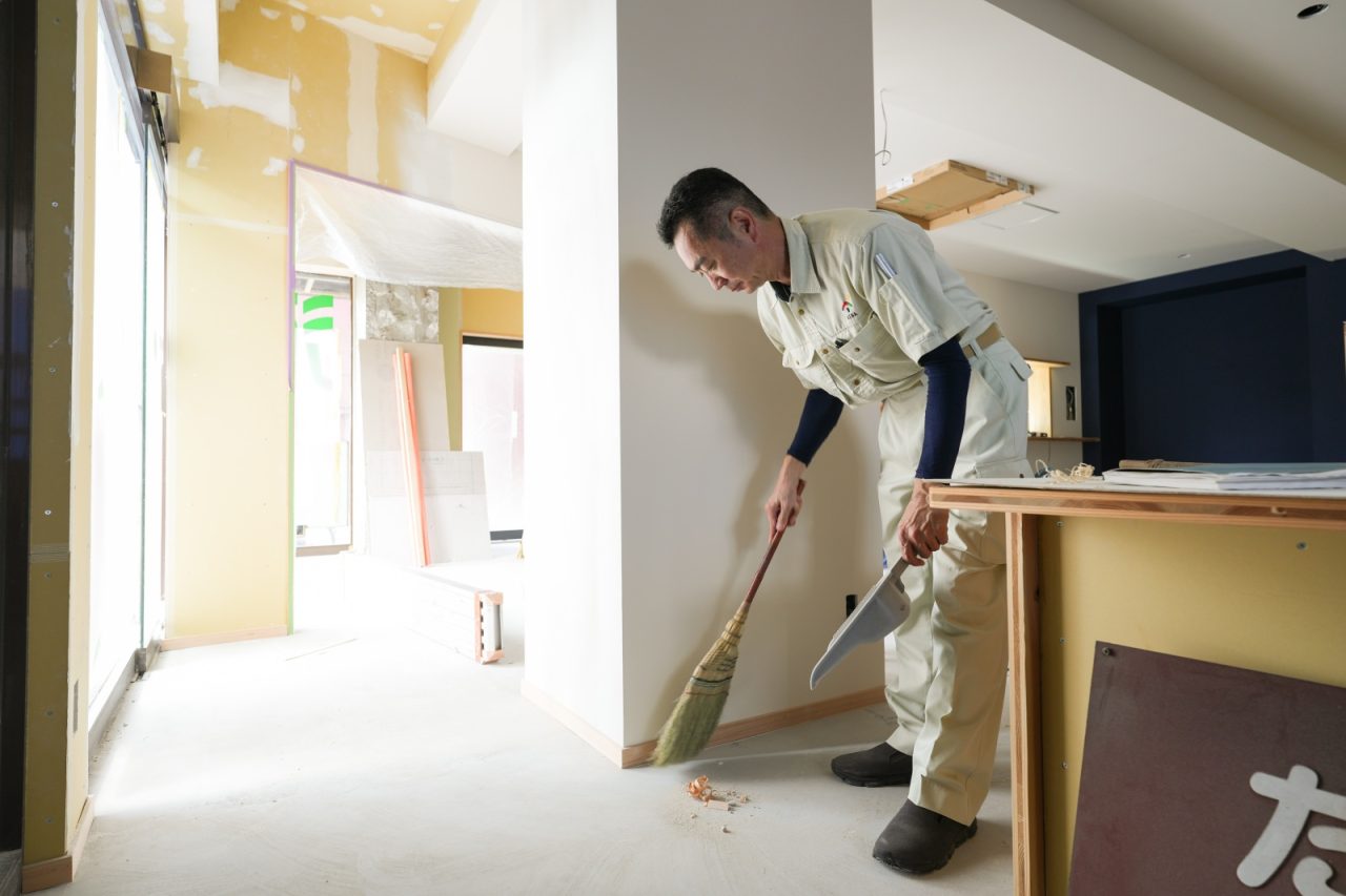 小さなゴミも見逃さない、綺麗な現場を心がけてお仕事されています