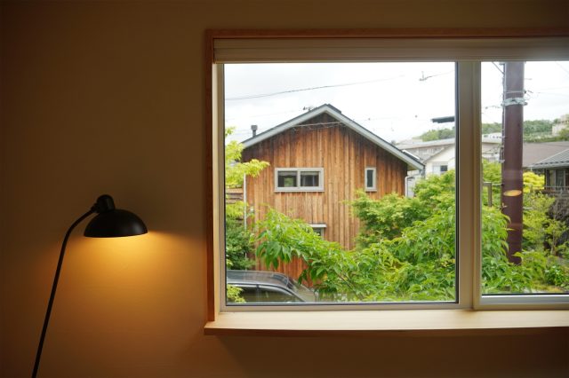 庭のモミジと、違う種類の隣家のモミジを見て樹形や紅葉に差があることに気づいたというご主人様。室内で、季節や時間の変化を楽しめます。