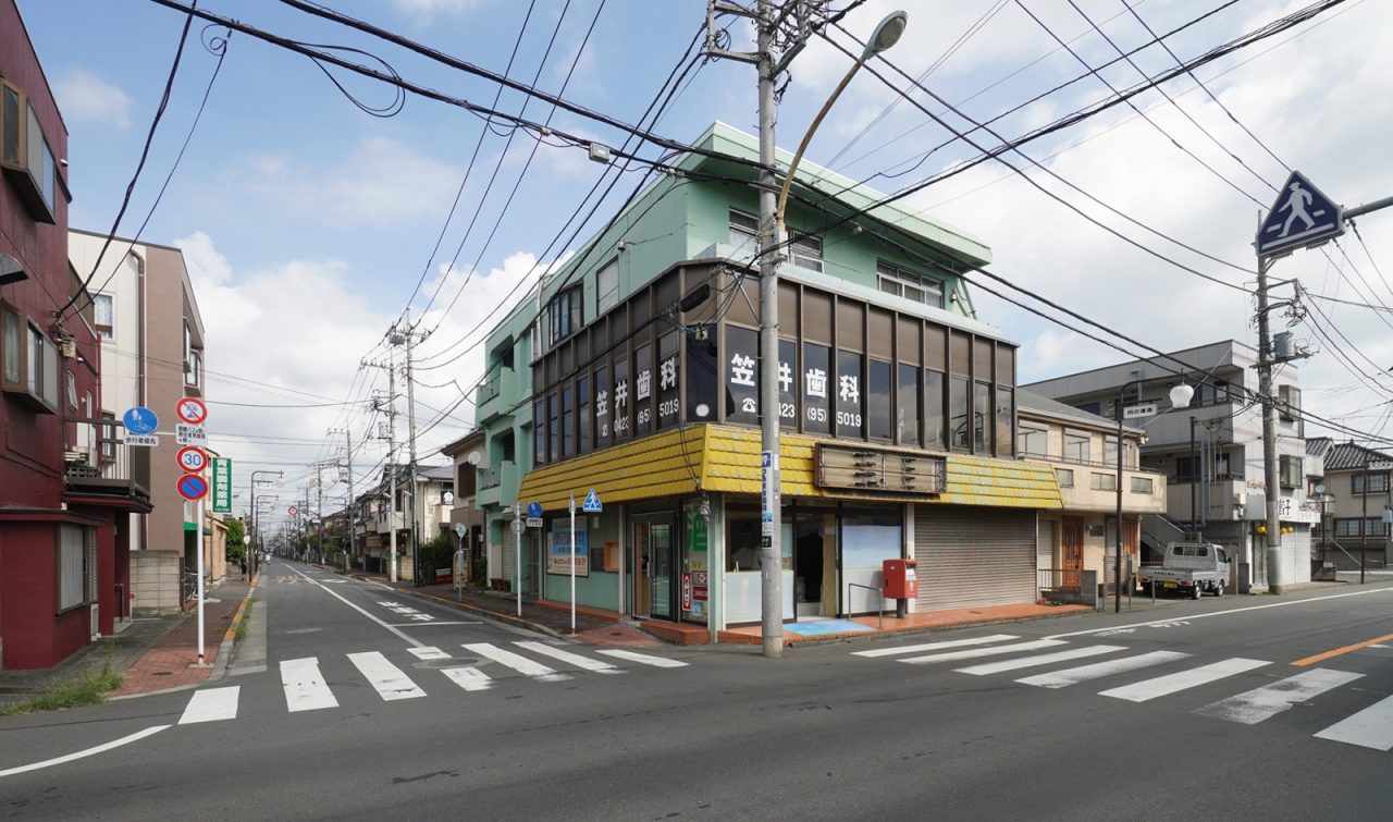 工事中の外観。青葉町商店街の入り口に面した建物の1階がカフェになります。