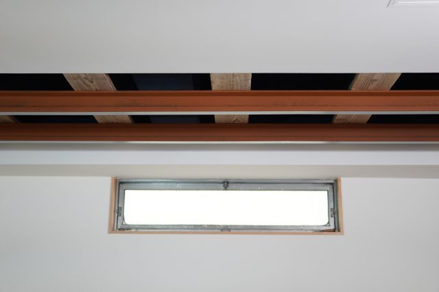 ダメージ加工塗装と枕木による、線路を模したオブジェ