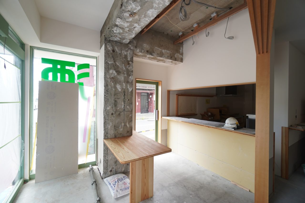 店舗に入ってまず目に入る無機質で大きな柱は、リノベーションならでは