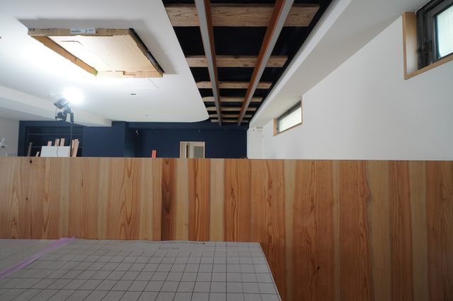 線路の先には、銀河を彷彿する濃い色の塗装