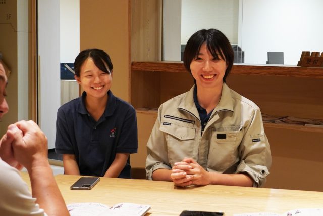 インタビュー担当の現場監督の麻生（あそう）、樋口(ひぐち)