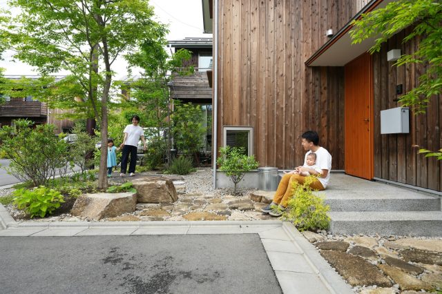敷石やたくさんの種類の雑木が板張りの家を彩ります。「タウンに帰ってくるとホッとします」とご主人様。