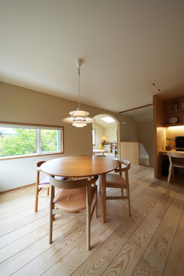 ダイニングには、カイアールのラウンドテーブルやブイパッチチェア、吉田亞人のチギリチェア、Hans J WegnerのPP58など日本のデザイナーと北欧のデザイナーの家具を合わせて配置。