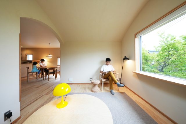 FRITZ HANSENのKAISER IDELLは読書灯として。リビングとダイニングの雰囲気の違いを楽しむ家に。