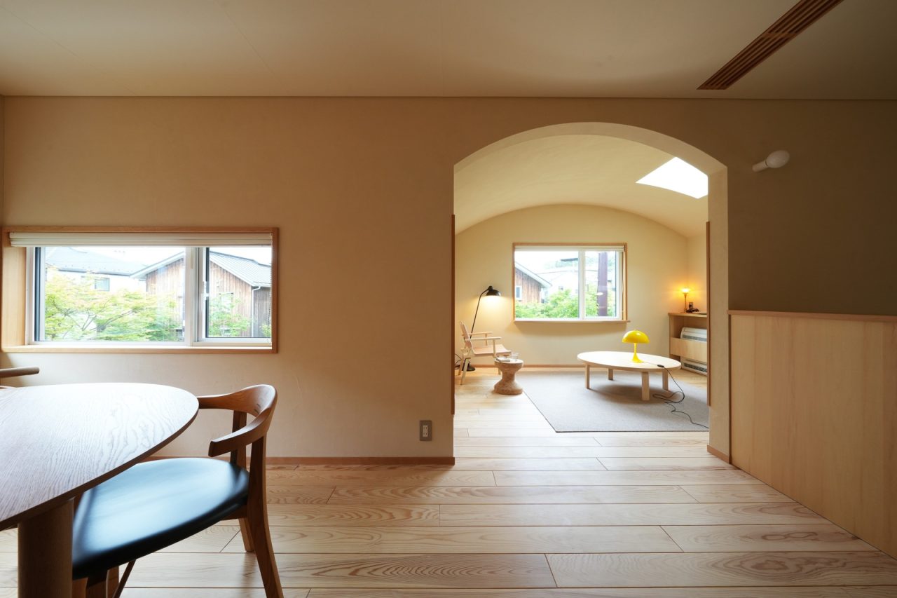 西向きの建物のため、日射対策も考えどう窓を配置するか悩んだという設計の中村。大きく開きすぎず、見たい景色を切り取る窓に。その結果、ほとんど全ての窓からタウンや緑を望むことができます。