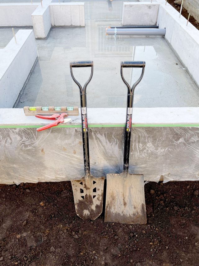 大滝さんのお仕事道具。水道屋さんにかかせないシャベルや水平器。