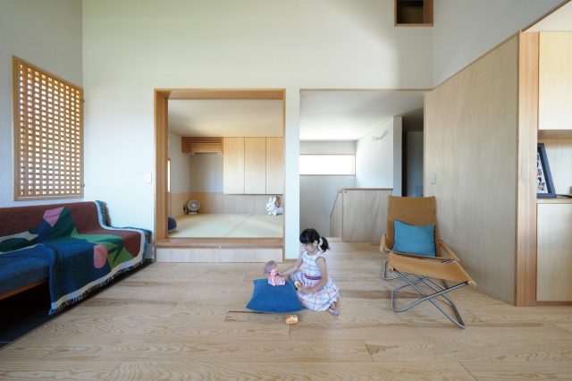 おもちゃは備え付けの収納にきれいに分けて保管されていました。 広いリビングでのびのび遊んで自然体な娘さん。