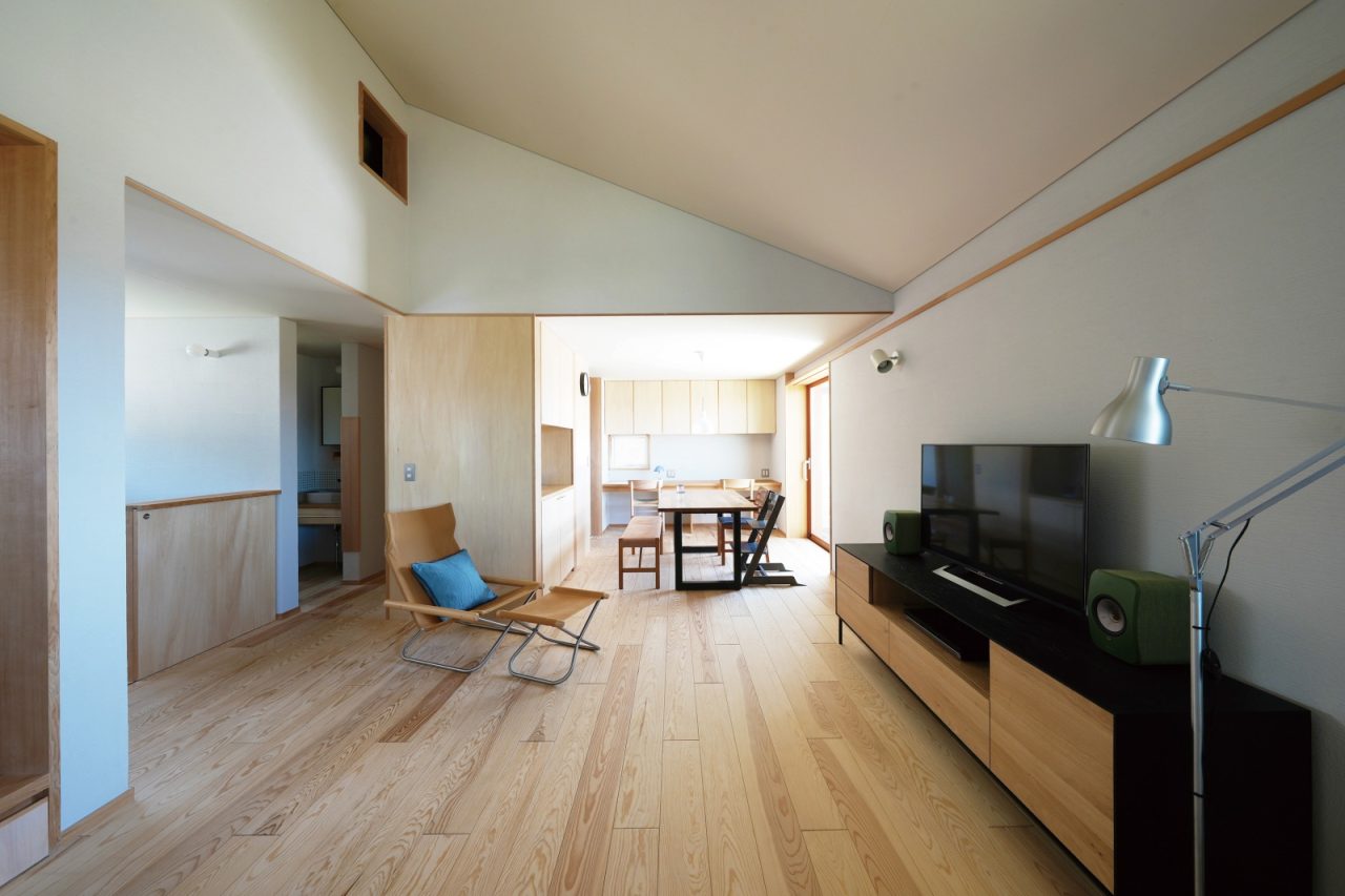 木目が美しい赤松の床。ブルーやブラック、ベージュカラーの家具によって、シンプルになりすぎず、異素材も織り交ぜながら、統一感のある空間に。