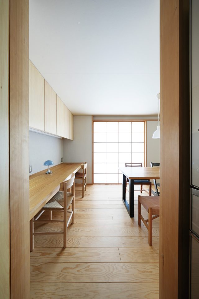 リモートワークはダイニング横のデスクスペースで。娘さんが大きくなったらキッチンから目の届くところで宿題もできそうです。