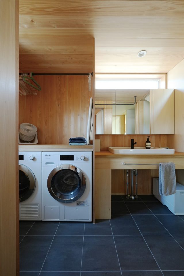 ミーレの洗濯機と乾燥機を横並びに設置したのはご主人のこだわり。上の作業台は衣類をたたんだり干したり、とても便利なのだとか。