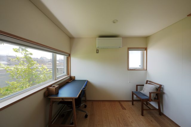 1階個室のデスクスペースは窓から庭のグリーンを望むつくりに。