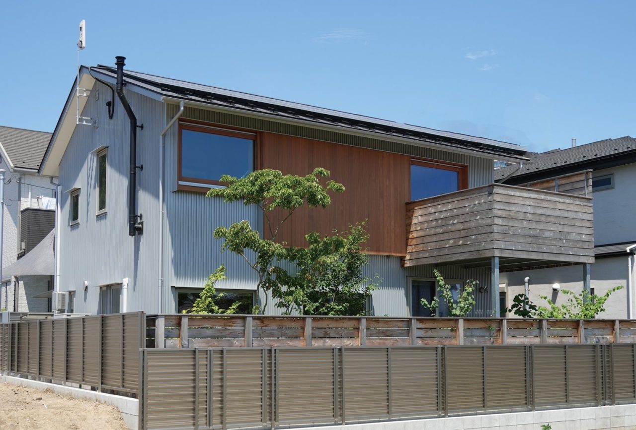 ガルバリウム鋼板と戸袋や木製窓の木との組み合わせが素敵な外観。