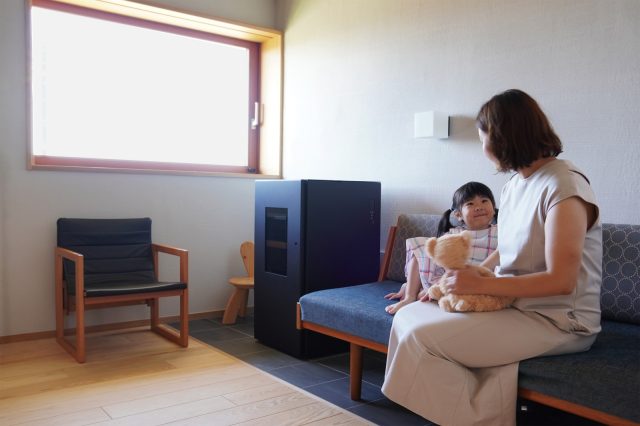 夜の照明の雰囲気も落ち着きがあってとても気に入っているそう。 ソファー横にもピンポイントに照らせる照明を設置。