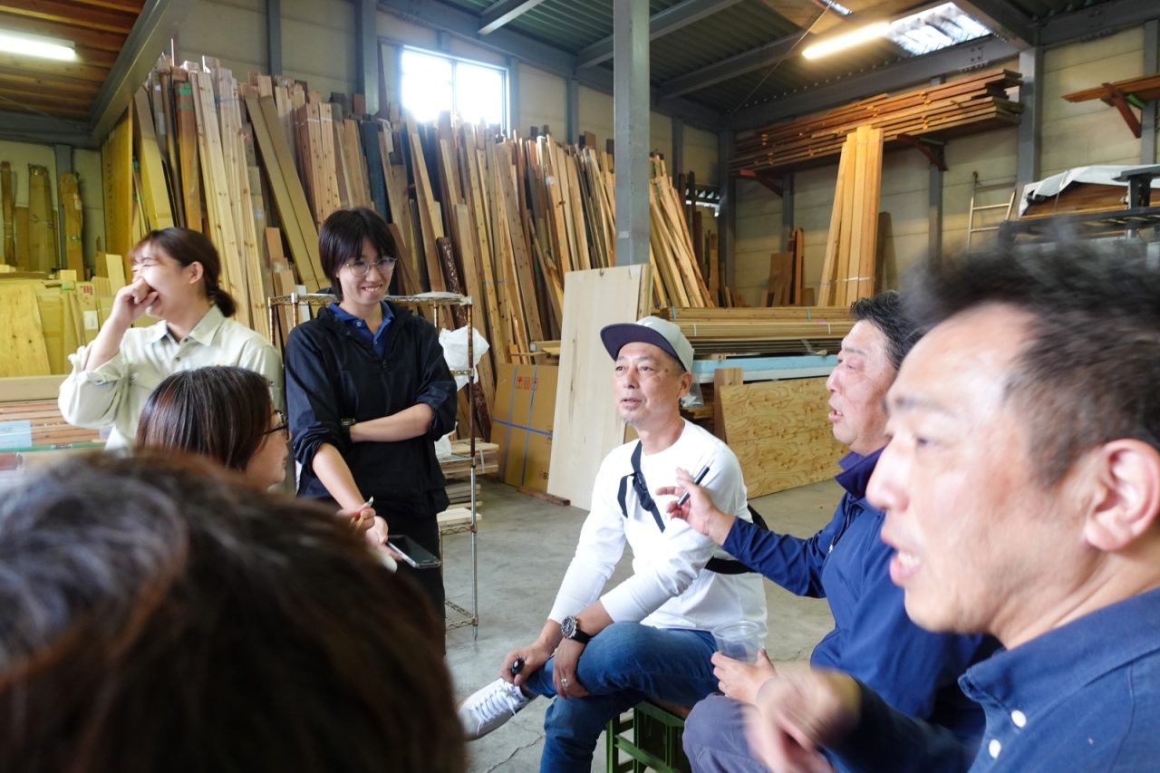 大人数で賑やかなインタビューの様子