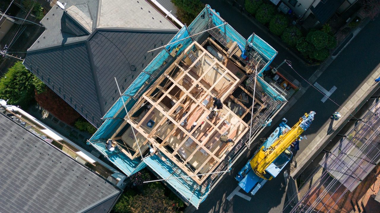 建物は延床24坪。 この日は棟梁の徳武さんと大工の髙橋健司さんや中山さん、長井さん、親川さんに加えて、応援の大工さんが3名入って総勢8名で建て方をされていました。