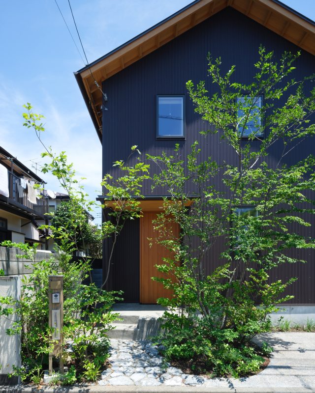 設計初期の模型から外壁の色や塀などが変わり、だいぶ印象が変わっています。