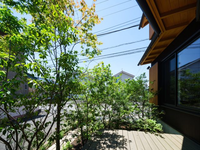 外構・造園はワイルドグリーンさんがデザイン施工。K様も何件か施工事例を見学され、塀がいるかいらないかなど、一緒に検討されたそうです。