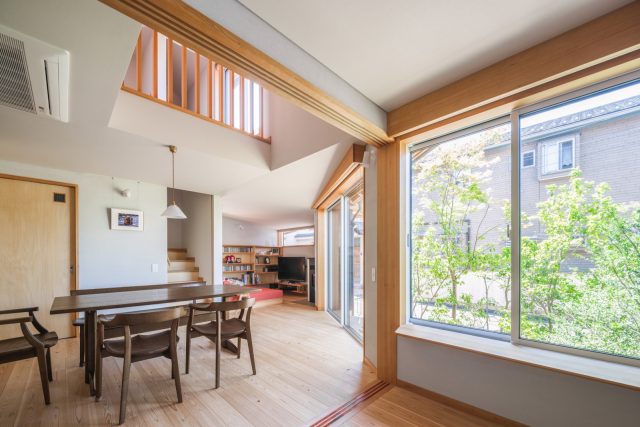 リビング2より。斜めの壁が自然と視線をダイニング、リビング1（ソファーコーナー）へ導きます。