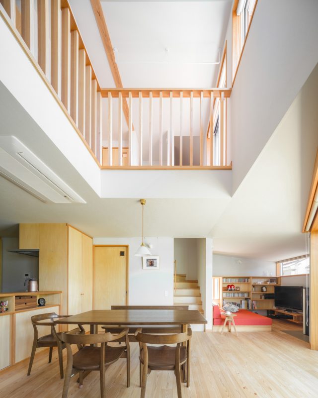 吹抜けの下はダイニングスペース。明るく開放的で、まさにこの家の中心です。吹抜けを囲むように家族の居場所が配置されています。