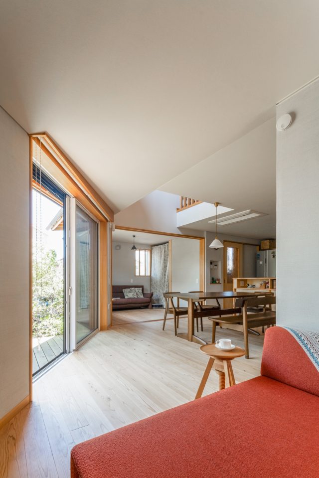 こもり感のあるリビング1（ソファーコーナー）より。 ふっと振り返ればひとつながりのダイニング、リビング2が見渡せる、「付かず離れず」の、安心感が感じられる空間です。