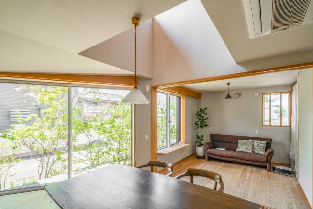 “ぼーっと緑を眺める”という当初の希望が形に。 1階はどの場所からも緑が見えます。