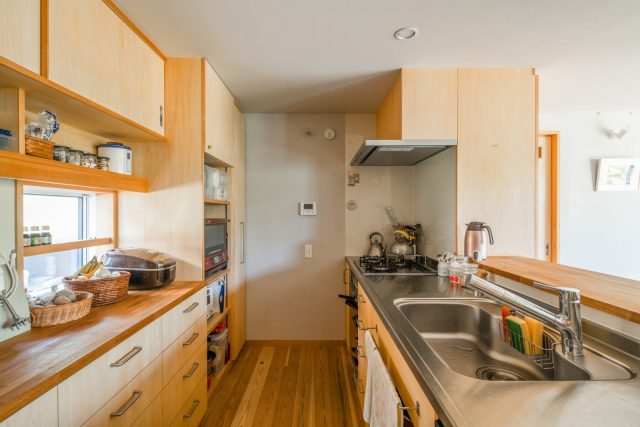 広々とした対面キッチン。「以前は壁付でしたが、景色を見ながらゆったり料理がしたいと思って対面を希望しました」と奥様。