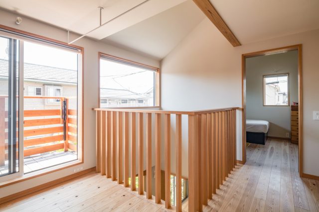 2階は吹抜けを囲うように個室を配置しました。吹抜け横の陽が燦々と入る2畳ほどのスペースは家事室に。日々の室内干し、冬は日向ぼっこスペースとして大活躍だそうです。