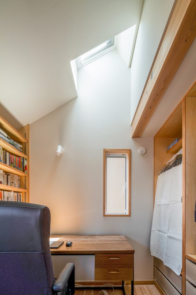 ご主人のお部屋。北側の天窓からは柔らかい光が落ちてきます。