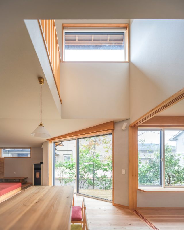 キッチンからの眺め。吹抜け上部の大きなFIX窓が日差しを1階に落としてくれます。明るく気持ちがいい景色に家事も捗ります。