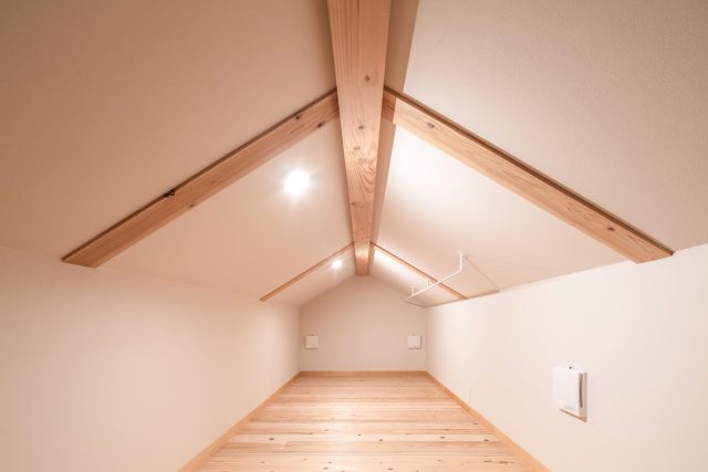 各個室にはエアコンを設けず、夏場は小屋裏を1台で冷房、小屋裏の空気を排気ファンで各個室に送るという空調方式を採用しました。