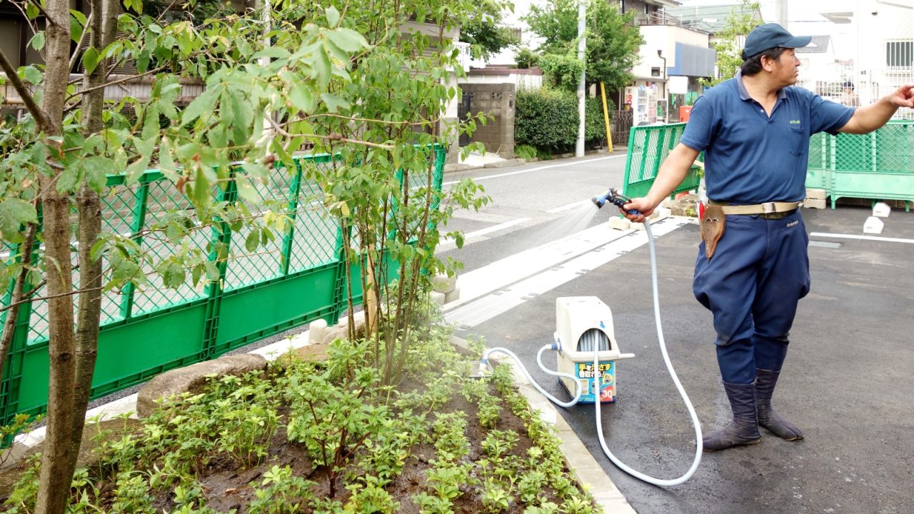 造園を整え、水やりをする角田さん