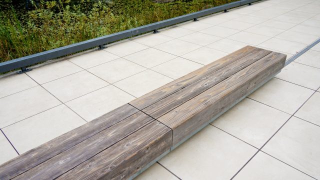 ビオトープ前の木のベンチ