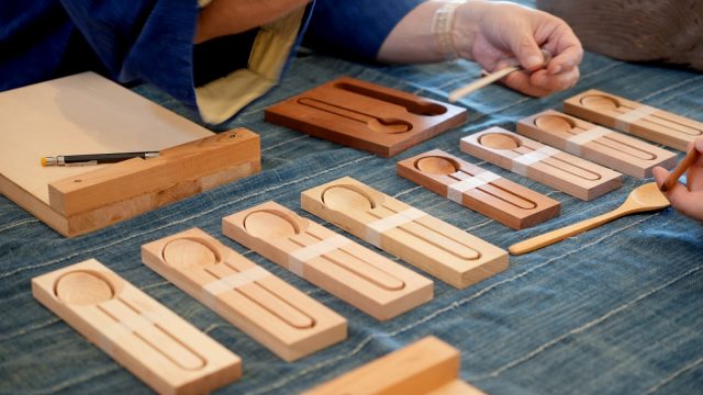 若葉家具さんの木のスプーンワークショップキット。NC加工機でスプーンのかたちが加工され、ある程度角度がついているので、短時間で仕上げやすくなっています