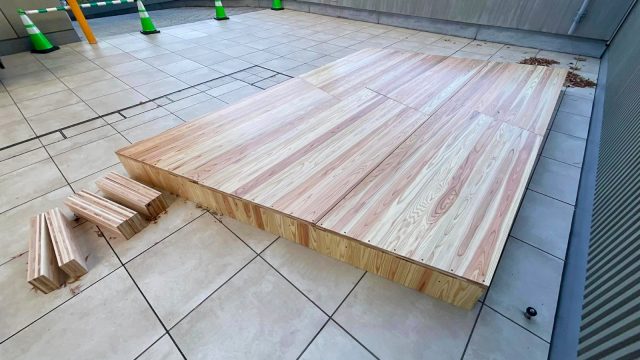 台形を組み合わせてつくるステージ。今回はなんとデザイン期間3時間という即日設計で実現！