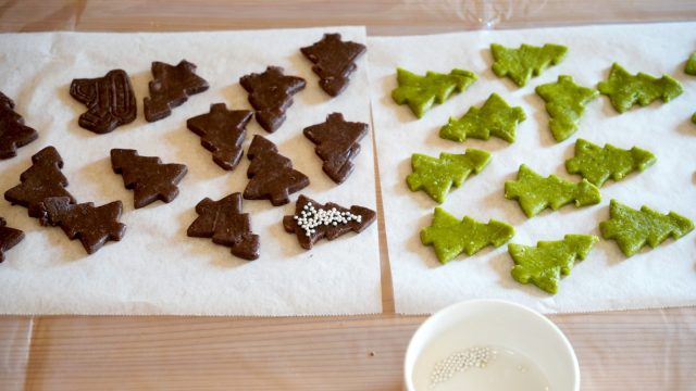 プレーン・ココア・抹茶の3色の型抜きしたクッキー