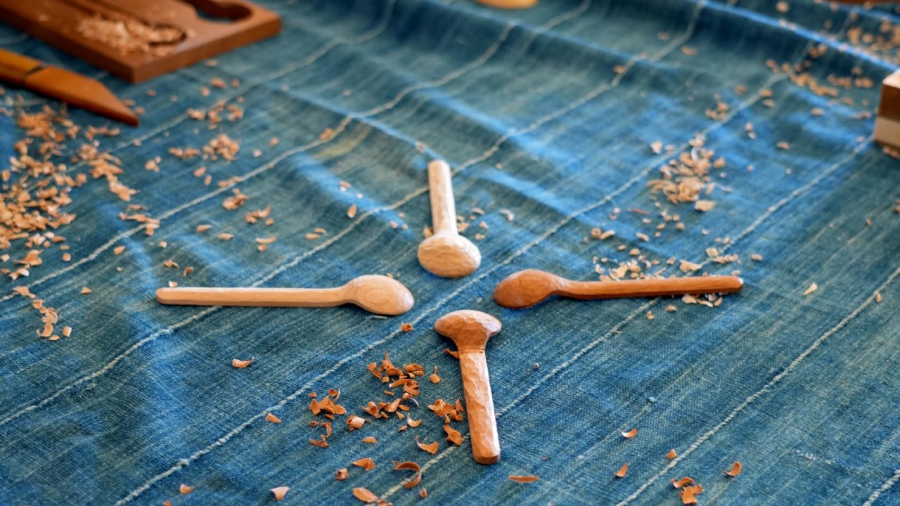 削り出されて完成した木のスプーン