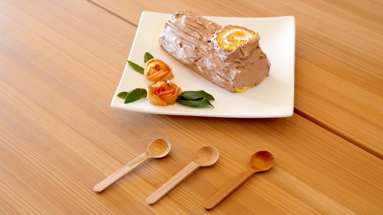 お花の形にしたりんごのコンポートを添えたブッシュドノエル