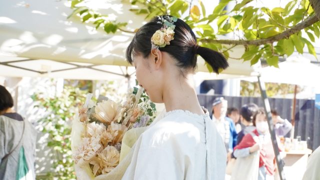 かんなブーケと髪飾り、そして夫と子どもにもささやかなブートニアを用意していただきました