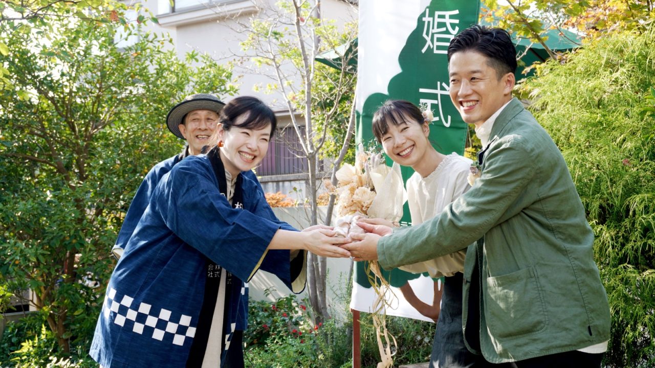 AIBAスタッフ栗林さんから記念品の贈呈