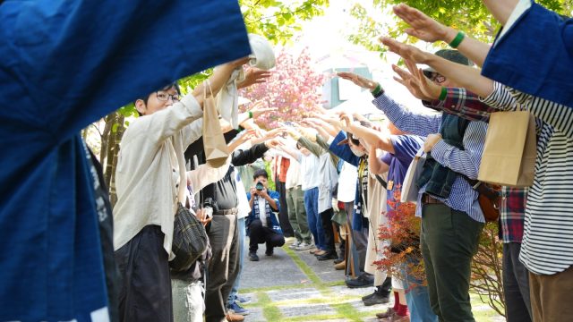 最後は来場者の皆様にアーチをつくっていただきました