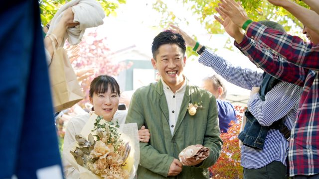 アーチのトンネルをくぐって退場。あたたかいお祝いに感謝です