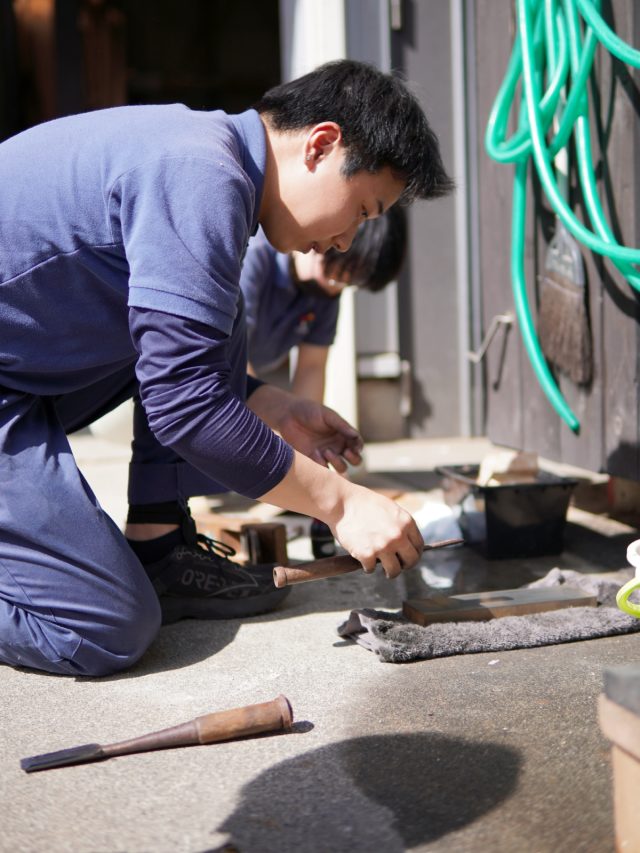 加工場でノミやカンナの刃を丁寧に研く谷口大工