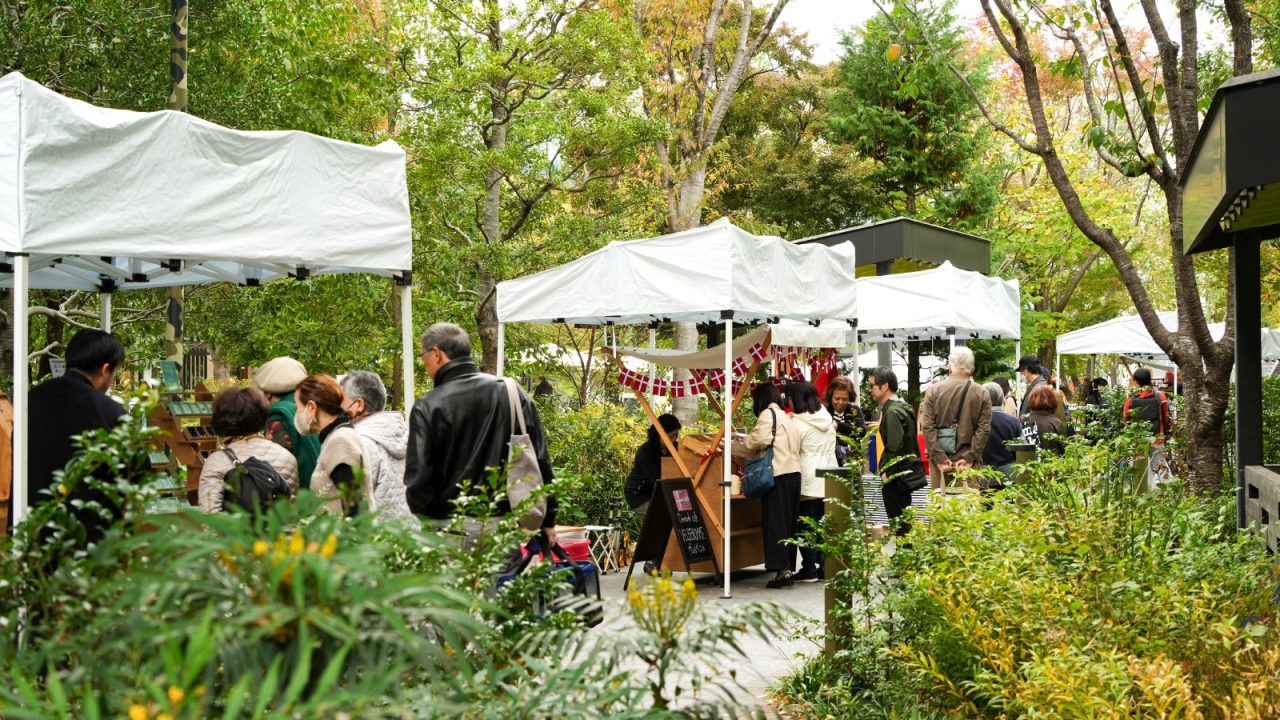 まるで森の中にいるような、緑あふれる会場内